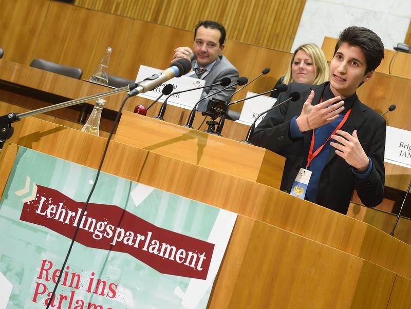 Rede eines Lehrlings im Plenarsaal des Nationalrates. Auf der Regierungsbank von links: Nationalratsabgeordneter Gerald Loacker (N), Nationalratsabgeordnete Katharina Kucharowits (S), Nationalratsabgeordnete Brigitte Jank (V)