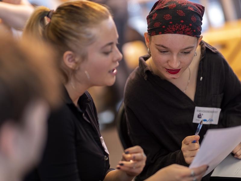 Teilnehmer:Innen im Gespräch mit Parlamentsdirektor Harald Dossi