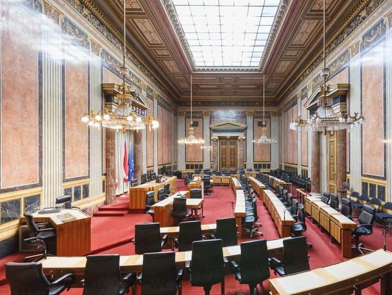 Bundesratssitzungssaal mit Blick in Richtung Nationalratsratssitzungssaal