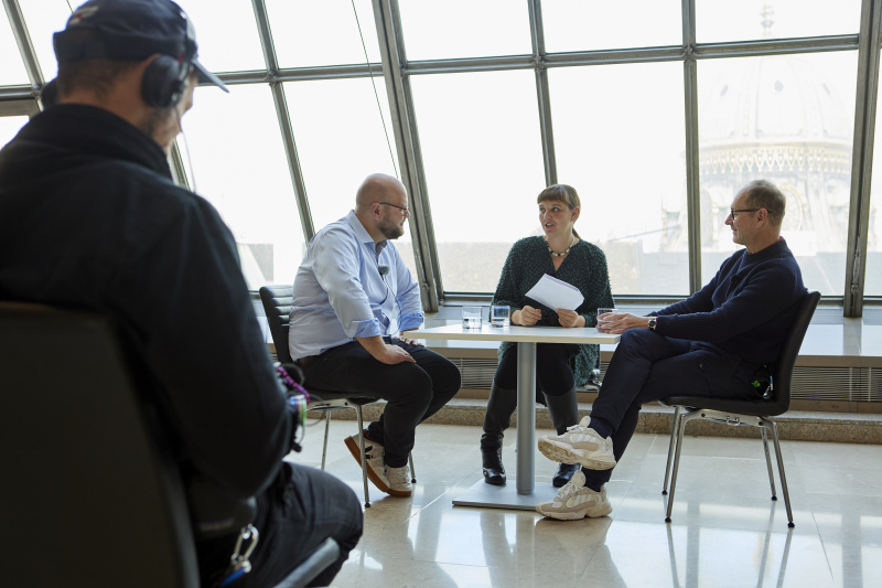 Politik am Ring - im Gespräch von links: Christoph Seebacher Parlamentsdirektion, Moderatorin, Gerald Groß Moderator