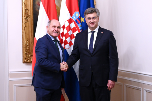 Fahnenfoto. Von links: Nationalratspräsident Wolfgang Sobotka (ÖVP), Premierminister von Kroatien Andrej Plenković