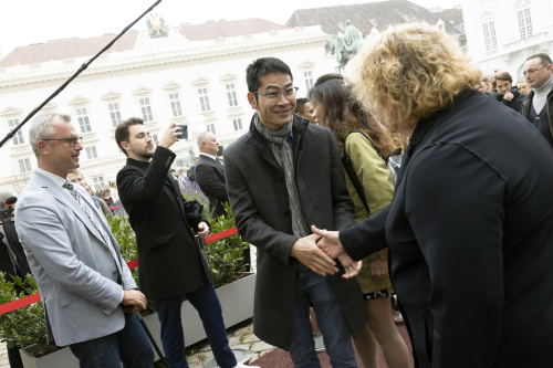 Türöffnung am Eingang Josefsplatz, Bundesratspräsidentin Korinna Schumann (SPÖ) bei der Begrüßung der Gäste