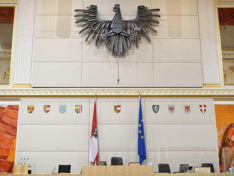 Wappen der Bundesländer im Sitzungssaal über dem Präsidium