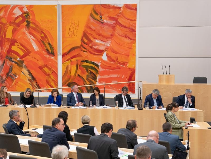 Regierungsbank im Redoutensaal mit Minister:innen, Bundeskanzler und Vizekanzler