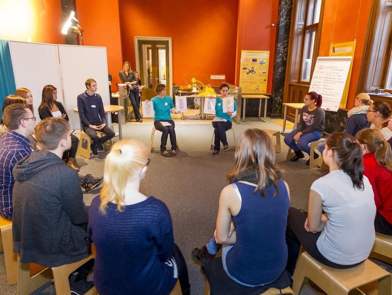 Lehrlinge während der Gruppenarbeit