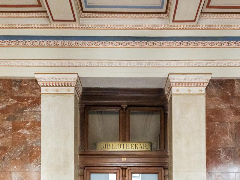 Eingang in die Bibliothek mit Schild Bibliothekar