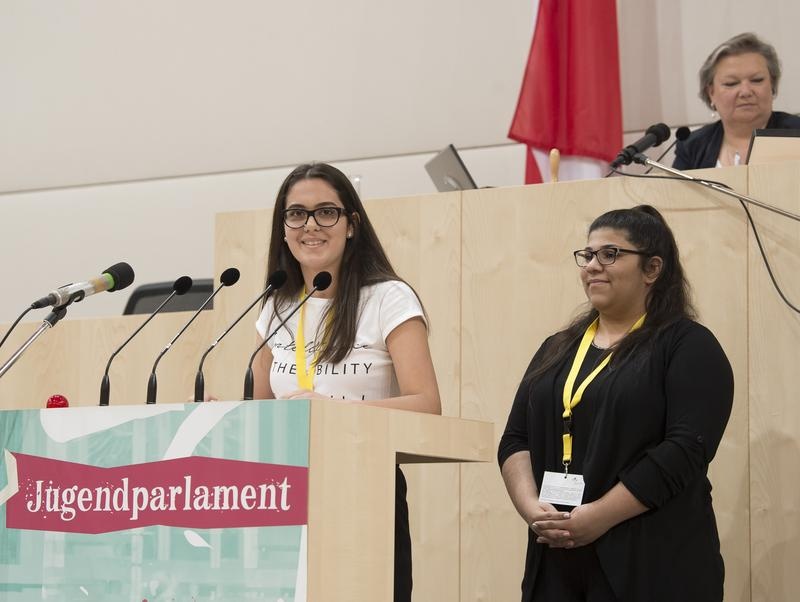 Rede eines/r SchülerIn im Plenum. Am Präsidium: Nationalratspräsidentin Anneliese Kitzmüller (F)