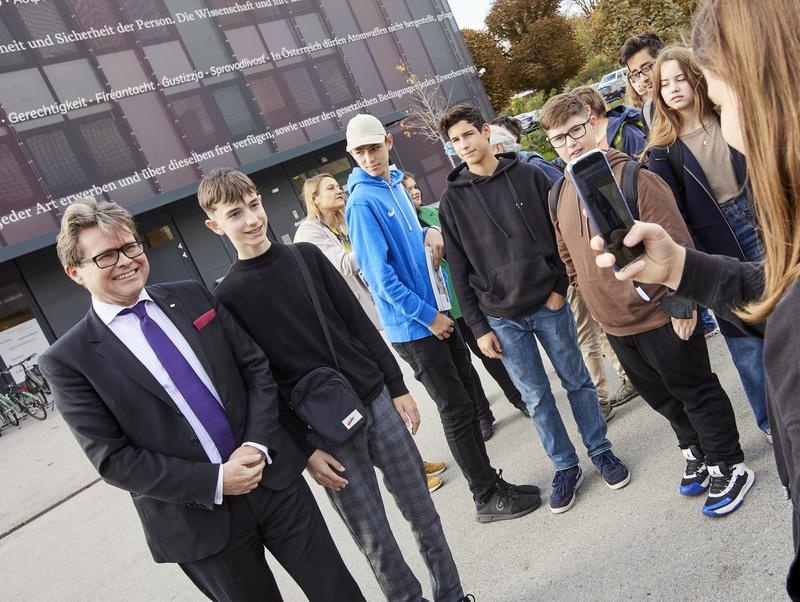 Bildungsminister Martin Polaschek (ÖVP) mit den Schüler:innen