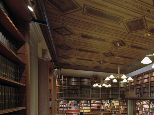 Blick in den Lesesaal der Parlamentsbibliothek.