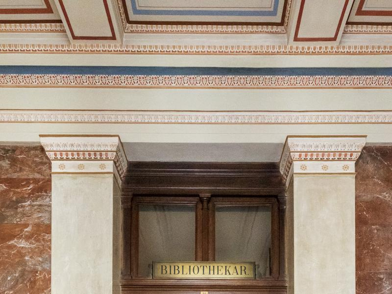 Eingang in die Bibliothek mit Schild Bibliothekar