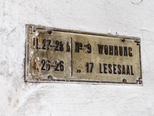 Altes Schild am Dachboden mit der Aufschrift: Nr. 9 Wohnung, Nr. 17 Lesesaal - 3 - 157 j
