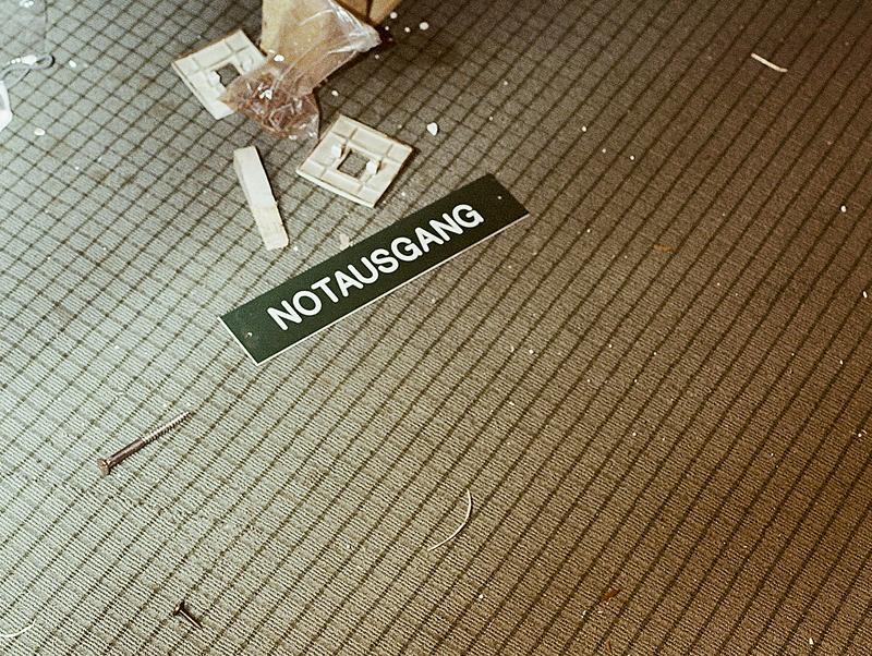 Kooperationsprojekt der Universität für angewandte Kunst Wien, Abteilung angewandte Fotografie und zeitbasierte Medien und der Parlamentsdirektion des österreichischen Parlaments. ..Zum Projekt erscheint das Buch 'Temporäre Unordnung', 2020 Walter de Gruyter GmbH, Berlin/Boston, ISBN 978-3-11-070240-8..Projektleitung: Pascal Petignat (Universität für angewandte Kunst Wien), Barbara Eder (Parlamentsdirektion)