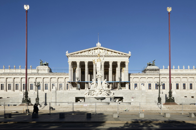 Frontaler Blick auf das Parlamentsgebäude