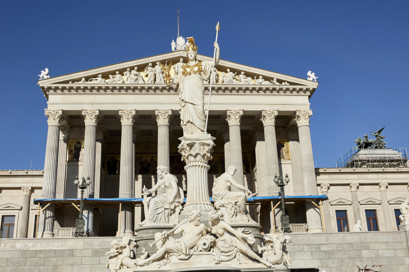 Blick auf das Parlamentsgebäude. Portikus und Pallas Athene Brunnen