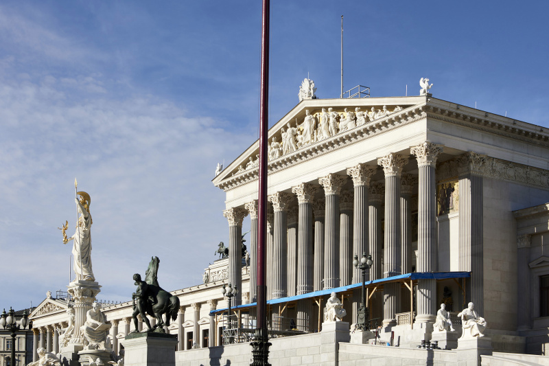 Seitlicher Blick auf Portikus und Pallas Athene