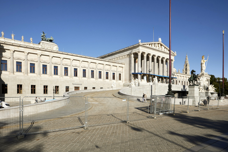 Seitlichter Blick auf das Parlamentsgebäude mit Rampe, Portikus und Pallas Athene Brunnen