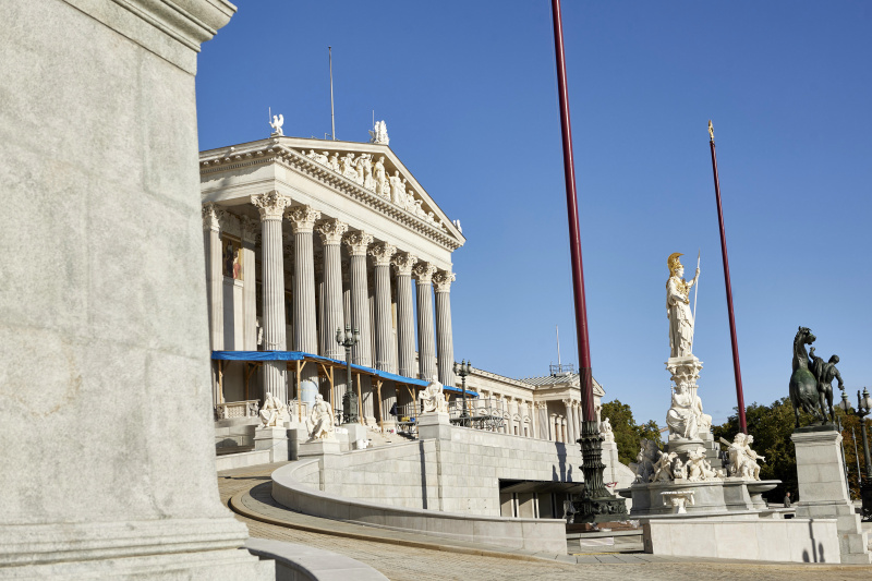 Parlamentsgebäude mit Portikus, Haupteingang unter der Rampe, Pallas Athene Brunnen, Fahnenmasten