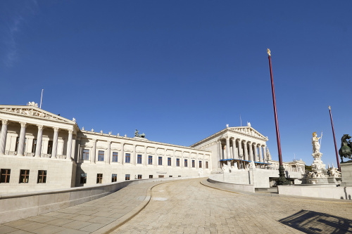 Linke Seite des Parlamentsgebäudes mit Rampe