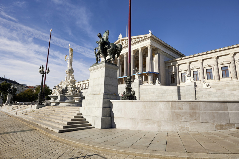 Seitlicher Blick auf das Parlamentsgebäude