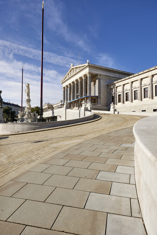 Seitlicher Blick auf das Parlamentsgebäude