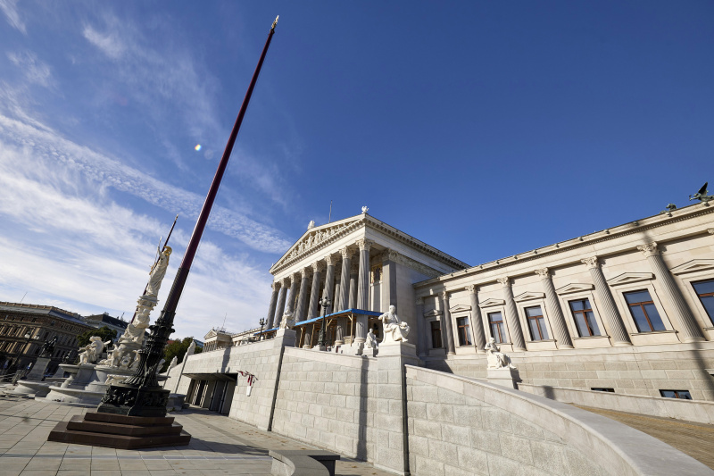 Seitlicher Blick auf das Parlamentsgebäude