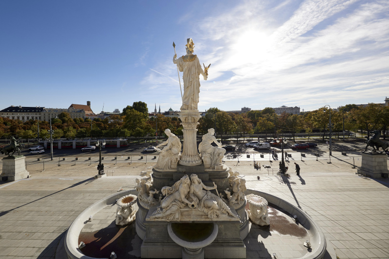 Blick auf den Pallas Athene Brunnen vom Gebäude in Richtung Ringstraße