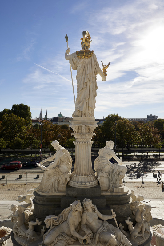Blick auf den Pallas Athene Brunnen vom Gebäude in Richtung Ringstraße
