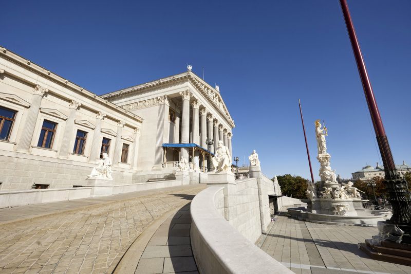 Parlamentsgebäude. Rampe, Portikus, Geschichtsschreiber, Pallas Athene Brunnen