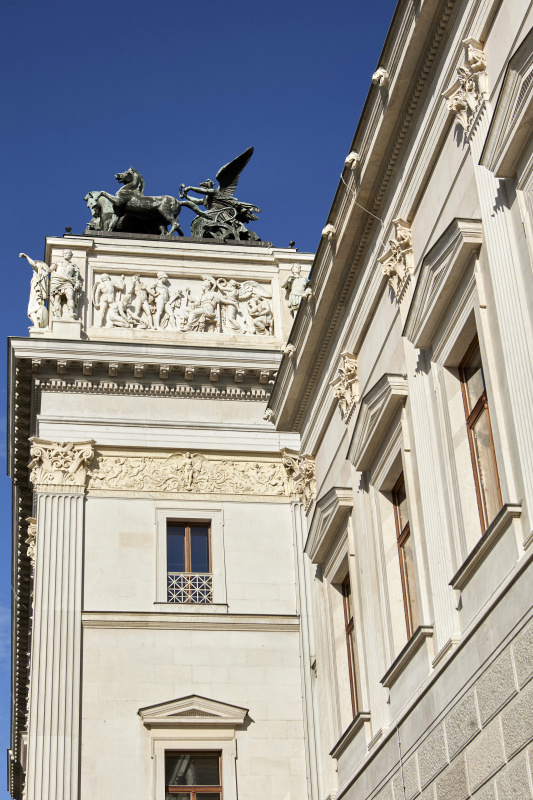 Parlamentsgebäude. Quadriga am Dach des Parlaments - Schmerlingplatz