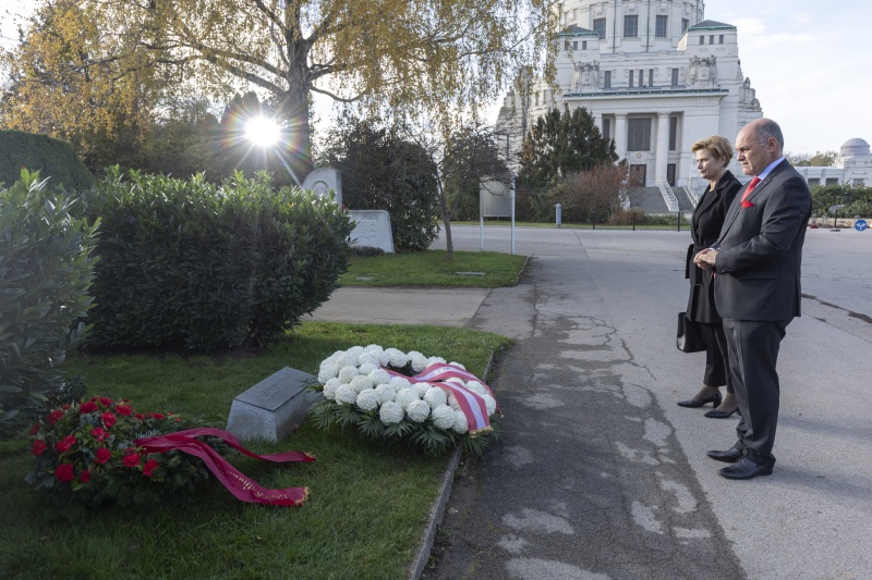 Von links: Parlamentsvizedirektorin Susanne Janistyn-Novak und Nationalratspräsident Wolfgang Sobotka (V) während der Kranzniederlegung am Zentralfriedhof