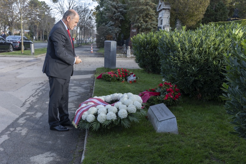 Nationalratspräsident Wolfgang Sobotka (V) bei der Kranzniederlegung