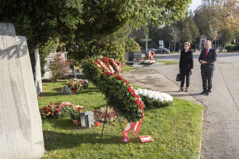 Von links: Parlamentsvizedirektorin Susanne Janistyn-Novak und Nationalratspräsident Wolfgang Sobotka (V) während der Kranzniederlegung am Zentralfriedhof