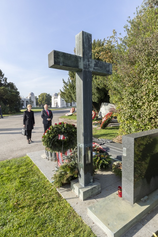 Von links: Parlamentsvizedirektorin Susanne Janistyn-Novak und Nationalratspräsident Wolfgang Sobotka (V) während der Kranzniederlegung am Zentralfriedhof