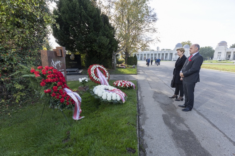 Von links: Parlamentsvizedirektorin Susanne Janistyn-Novak und Nationalratspräsident Wolfgang Sobotka (V) während der Kranzniederlegung am Zentralfriedhof