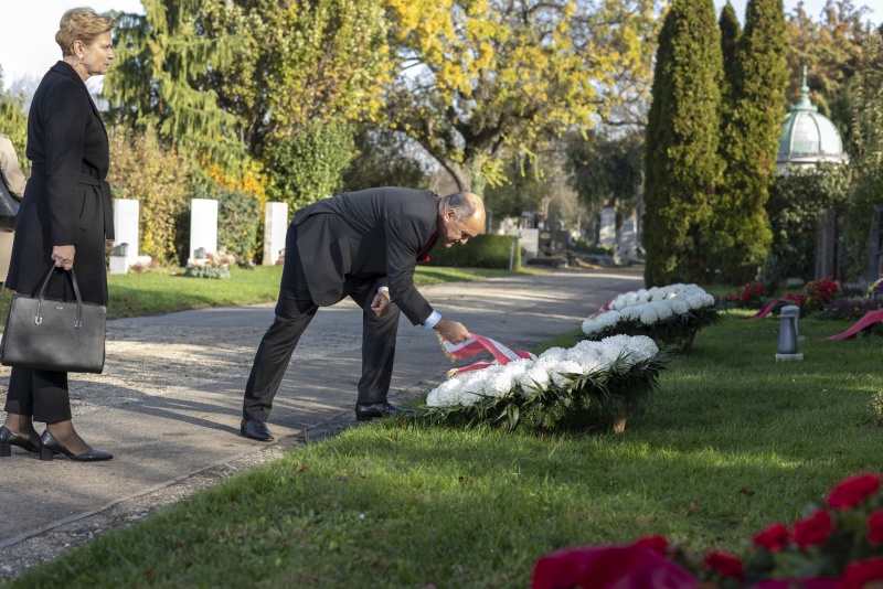 Von links: Parlamentsvizedirektorin Susanne Janistyn-Novak und Nationalratspräsident Wolfgang Sobotka (V) während der Kranzniederlegung am Zentralfriedhof