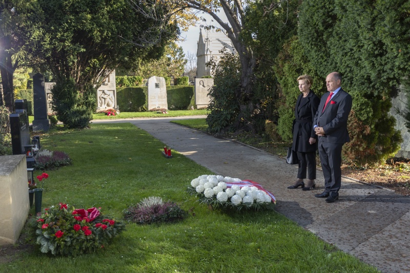 Von links: Parlamentsvizedirektorin Susanne Janistyn-Novak und Nationalratspräsident Wolfgang Sobotka (V) während der Kranzniederlegung am Zentralfriedhof