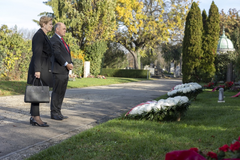 Von links: Parlamentsvizedirektorin Susanne Janistyn-Novak und Nationalratspräsident Wolfgang Sobotka (V) während der Kranzniederlegung am Zentralfriedhof
