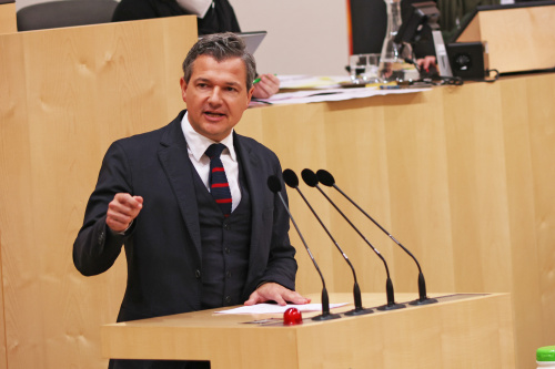 Am Rednerpult: Nationalratsabgeordneter Peter Weidinger (ÖVP)