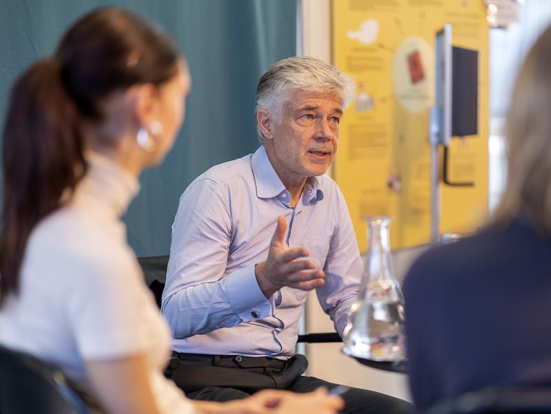 Parlamentsdirektor Harald Dossi im Gespräch mit Schüler:innen