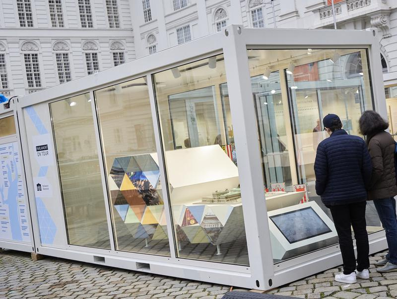 Besuch der Wanderausstellung Parlament on Tour