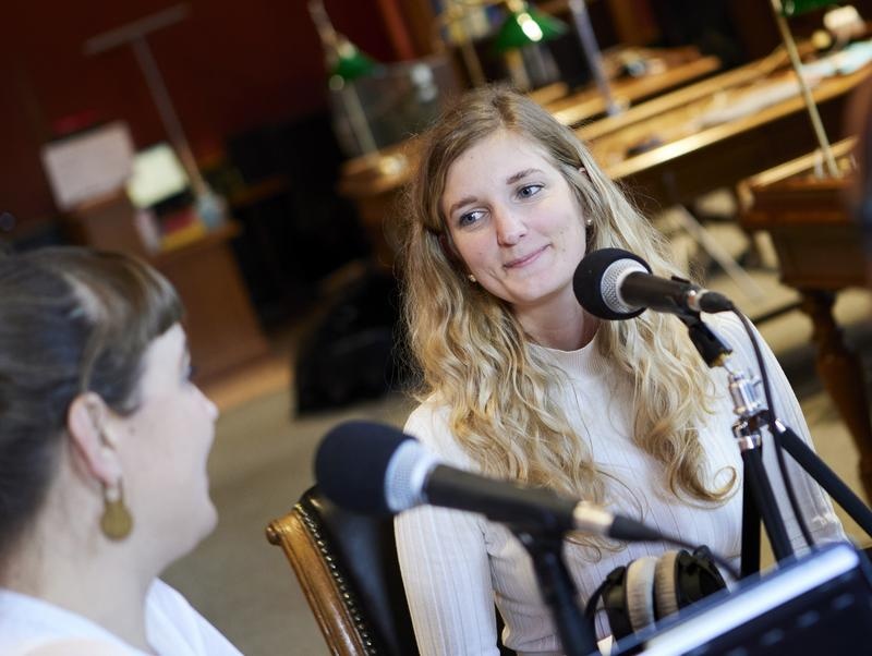 Daniela Haberfellner Parlamentsdirektion vor Mikrofon