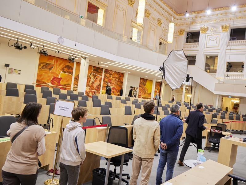 Vermittler:innen informieren über das parlamentarische Geschehen