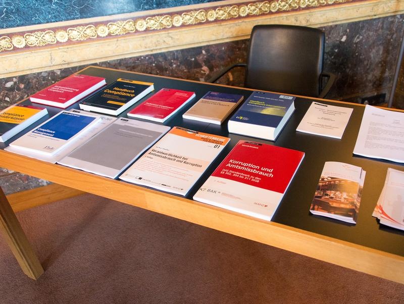 Büchertisch der Bibliothek zum Thema 'Compilance'