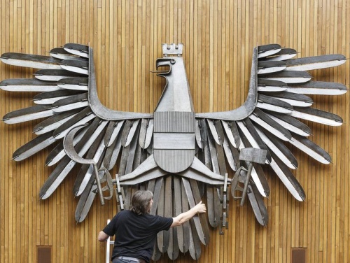 Begutachtung der stählernen Skulptur des Bundesadlers durch einen Parlamentsbediensteten