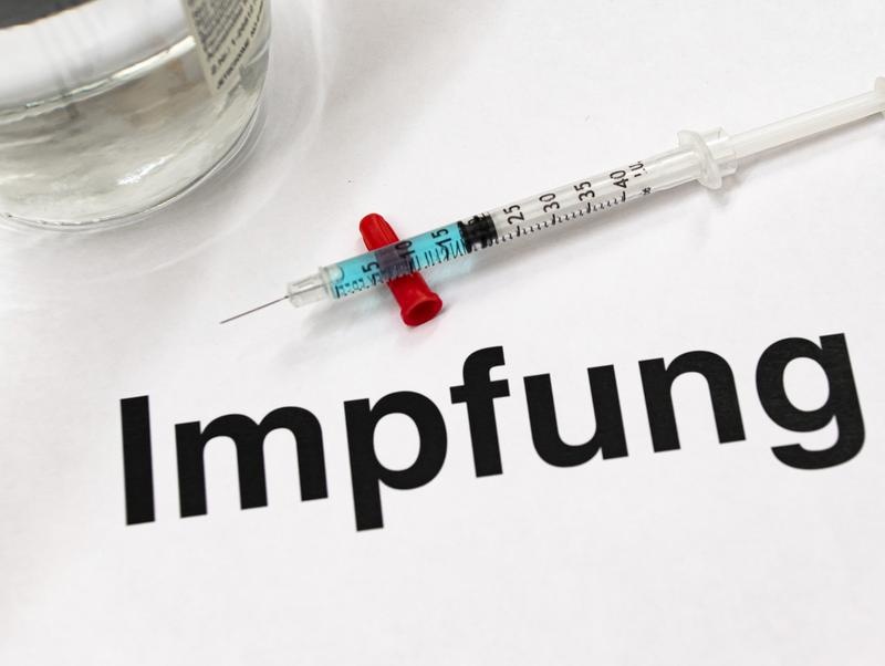Symbolfoto Impfung mit aufgezogener Spritze