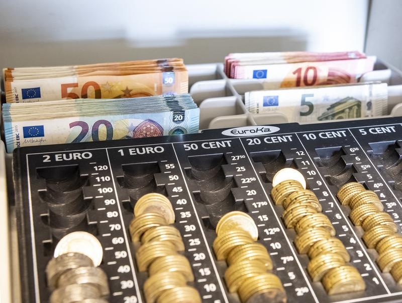 Kassa gefüllt mit EuroMünzen und EuroScheinen