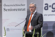 Am Rednerpult: Präsident des Österreichischen Journalist:innen Clubs Norbert Welzl