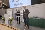 Preisverleihung: Kategorie: 'Medien' Gewinner 2022. Von Links: Heilwig Pfanzelter, Alexander U. Mathe