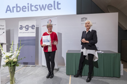 Preisverleihung. Kategorie: 'Arbeitswelt' - Von links: Gewinner 2022: Klinik Favoriten (Ursula Fiala), Heilwig Pfanzelter