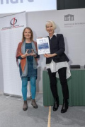 Preisverleihung. Kategorie: 'Gesellschaft'. Von links: Gewinner 2022: Wohnbuddy (Marlene Welzl), Heilwig Pfanzelter